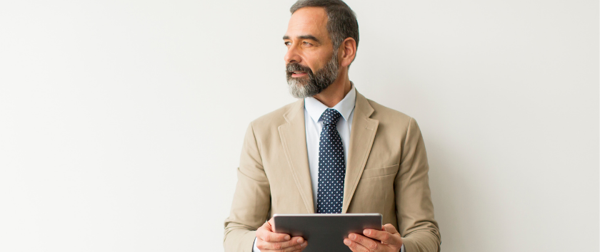 Legale con una un tablet in mano che digitalizza le sue attività