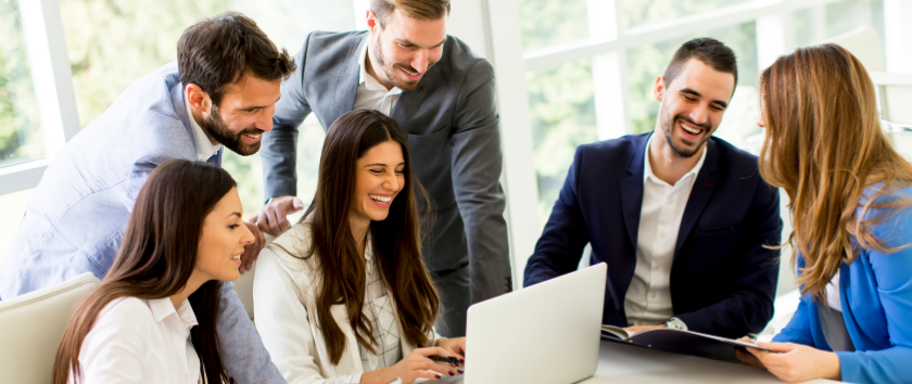 Gruppo di persone che lavorano in tem